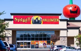 when does spirit halloween open